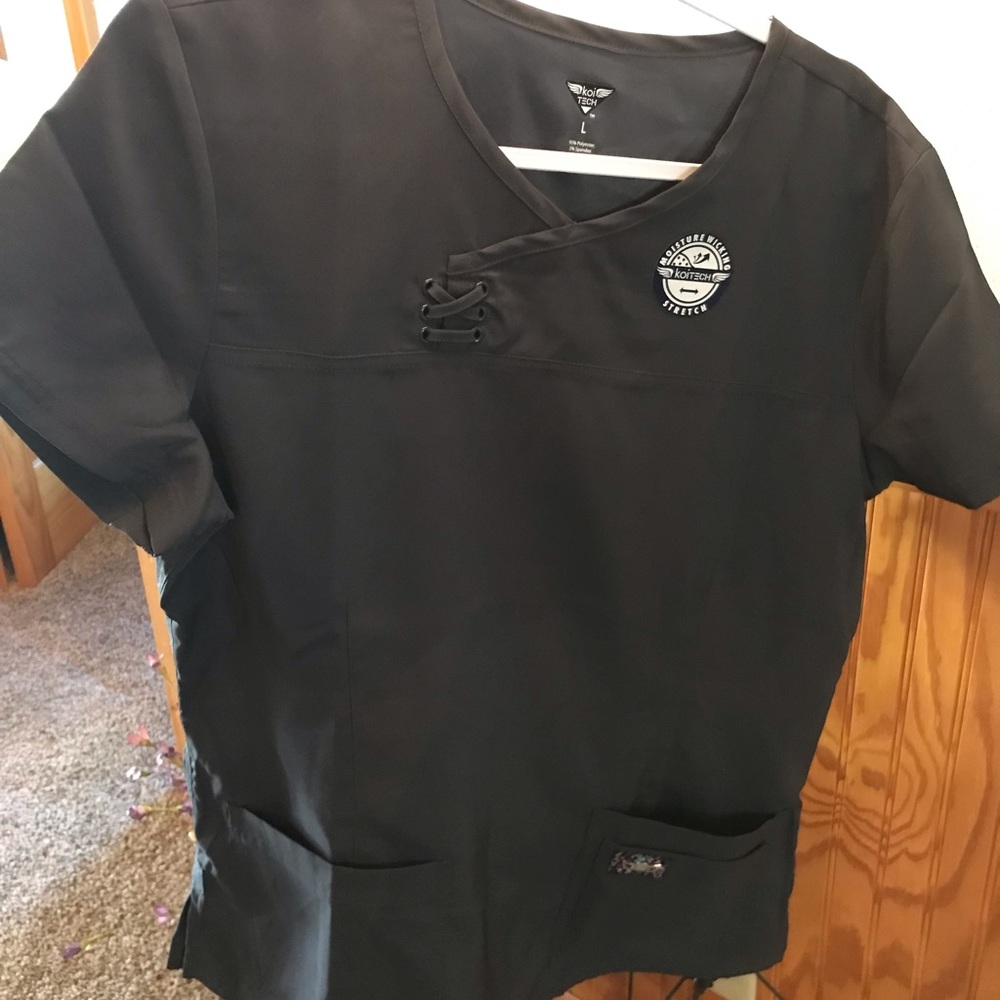New…Koi tech stretch scrub top
